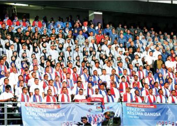 KONTINJEN pelbagai agensi kerajaan dan swasta menghadiri Sambutan Hari Pekerja 2025 di Axiata Arena Bukit Jalil, Kuala Lumpur, semalam. – UTUSAN/AMIR KHALID