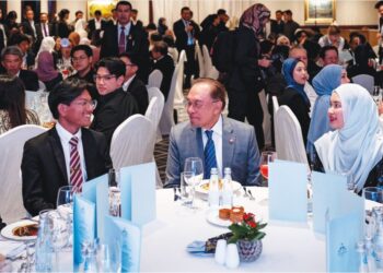 ANWAR Ibrahim bertanyakan sesuatu kepada seorang pelajar Malaysia ketika menghadiri Majlis Ramah Mesra bersama Diaspora Malaysia di Russia, kelmarin. – SADIQ ASYRAF/Pejabat Perdana Menteri