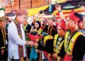 ANWAR Ibrahim beramah mesra dengan hadirin  semasa program Pesta Kaamatan Peringkat Negeri Sabah 2025 di Kota Kinabalu, semalam. – PEJABAT PERDANA MENTERI