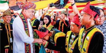 ANWAR Ibrahim beramah mesra dengan hadirin  semasa program Pesta Kaamatan Peringkat Negeri Sabah 2025 di Kota Kinabalu, semalam. – PEJABAT PERDANA MENTERI