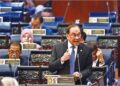 ANWAR Ibrahim memberi penerangan mengenai langkah serta perancangan kerajaan dalam mendepani tindakan tarif timbal balik oleh Amerika Syarikat pada Sidang Khas Parlimen, semalam. - JABATAN PENERANGAN
