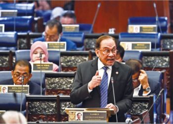 ANWAR Ibrahim memberi penerangan mengenai langkah serta perancangan kerajaan dalam mendepani tindakan tarif timbal balik oleh Amerika Syarikat pada Sidang Khas Parlimen, semalam. - JABATAN PENERANGAN