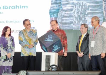 ANWAR Ibrahim (tengah) melakukan gimik pelancaran pada Majlis Perasmian CRM Trial Connect 2025 
di Kuala Lumpur semalam. Turut kelihatan Dzulkefly Ahmad (dua kiri). – UTUSAN/FARIZ RUSADIO