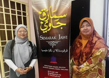 SITI Nur Hasmuni Hassan (kanan) aktif sebagai tenaga pengajar tulisan Jawi menerusi program Semarak Jawi.