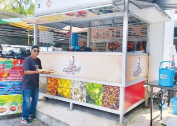 SEORANG pekerja yang menjual popia di MyKiosk di Jalan Perak, Murad Mohammad menunjukkan hidangan popia yang menjadi kegemaran ramai di George Town, Pulau Pinang.