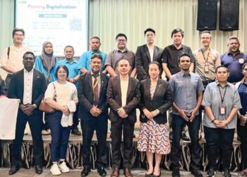 LUKAS Tan (depan, tengah) bergambar selepas sidang akhbar sempena penganjuran PDX2025 di Butterworth, Pulau Pinang.