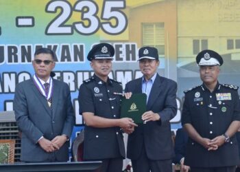 SAIFUDDIN Nasution Ismail (kiri) ketika hadir pada Majlis Sambutan Hari Penjara ke-235 yang disempurnakan perasmiannya oleh Tun Ramli Ngah Talib (dua dari kanan) di Padang Kota Lama, George Town, Pulau Pinang, semalam. - UTUSAN/IQBAL HAMDAN