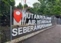 PINTU masuk ke kawasan Hutan Pelajaran Air Hitam Dalam atau juga dikenali sebagai Taman Rekreasi Air Itam di Tasek Gelugor, Pulau Pinang. – MINGGUAN/IQBAL HAMDAN