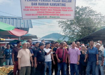 KUMPULAN peniaga membantah pengurusan baharu pasar harian dan pasar malam Kamunting di Taiping hari ini. - UTUSAN/WAT KAMAL ABAS