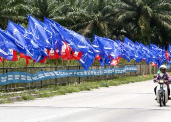 Perang bendera Barisan Nasional (BN), Perikatan Nasional (PN) dan Parti Sosialis Malaysia (PSM) di jalan utama di sekitar  kawasan Dewan Undangan Negeri (DUN) Ayer Kuning, baru-baru ini.  – MINGGUAN/MUHAMAD NAZREEN SYAH MUSTHAFA 