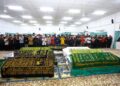 SOLAT jenazah tujuh mangsa yang beragama Islam di Surau Al Mustaqim Unit 5 FRU Sungai Senam Ipoh, Perak sebelum kesemua sembilan mangsa dihantar pulang ke tempat masing-masing untuk dikebumikan. - UTUSAN/MUHAMAD NAZREEN SYAH MUSTHAFA