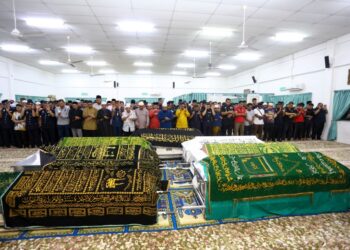 SOLAT jenazah tujuh mangsa yang beragama Islam di Surau Al Mustaqim Unit 5 FRU Sungai Senam Ipoh, Perak sebelum kesemua sembilan mangsa dihantar pulang ke tempat masing-masing untuk dikebumikan. - UTUSAN/MUHAMAD NAZREEN SYAH MUSTHAFA