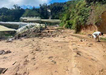KESAN banjir yang melanda Kampung Tringkap di Cameron Highlands pada Khamis lalu.