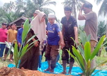 ZURAIDAH Idris (kiri) semasa pengebumian jenazah anaknya, Mohamad Iman Haikal Azhar di Tanah Perkuburan Islam Sungai Putat  di Bagan Serai, Perak, kelmarin. – UTUSAN/WAT KAMAL ABAS