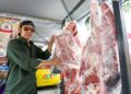 JAMAL Abdillah menjual daging korban sempena Festival FAMA 2025  di Pusat Transformasi Bandar (RTC) Gopeng, Perak, semalam. – UTUSAN/MUHAMAD NAZREEN SYAH MUSTHAFA