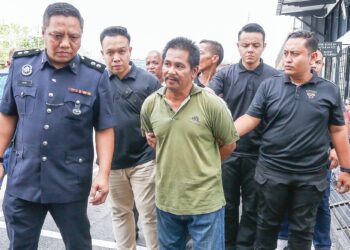 RUDI Zulkarnain Mat Radi (kanan) ditahan semula selepas membayar ikat jamin di Mahkamah Teluk Intan semalam bagi membantu siasatan kes curi lembu. – UTUSAN/MUHAMAD NAZREEN SYAH MUSTHAFA
