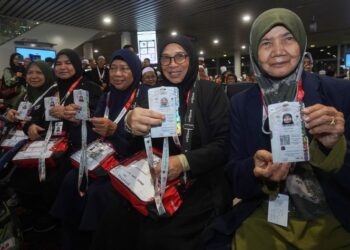 JEMAAH menunjukkan kad Nusuk pada Majlis Mengucapkan Haji Malaysia ke Tanah Suci Bagi Musim Haji 1446H/2025M di Bangunan Satelit  Lapangan Terbang Antarabangsa Kuala Lumpur (KLIA) Terminal 1, Sepang, pada 29 April lalu. – UTUSAN/ FAISOL MUSTAFA