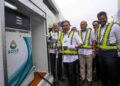 JOHARI Abdul Ghani (depan) merasmikan stesen minyak sawit B20 pada Majlis Peluncuran Projek Rintis Pengunaan Biodiesel Sawit B20 bagi Ground Service Equipment di KLIA di Lapangan Terbang Antarabangsa Kuala Lumpur (KLIA) Terminal 1, semalam. - UTUSAN/FAISOL MUSTAFA