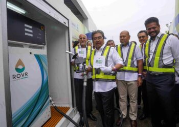 JOHARI Abdul Ghani (depan) merasmikan stesen minyak sawit B20 pada Majlis Peluncuran Projek Rintis Pengunaan Biodiesel Sawit B20 bagi Ground Service Equipment di KLIA di Lapangan Terbang Antarabangsa Kuala Lumpur (KLIA) Terminal 1, semalam. - UTUSAN/FAISOL MUSTAFA