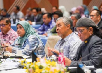 AHMAD Zahid Hamidi ketika hadir pada Majlis Sesi Permukiman Setahun Selepas Kongres Ekonomi Bumiputera 2024 (KEB 2024) di PICC, Putrajaya. – UTUSAN/FAISOL MUSTAFA