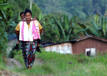 ZERA Amat masyarakat Orang Asli suku Temiar mendukung anaknya, Zickry Zairi untuk dihantar ke sekolah. Zickry adalah antara murid prasekolah ke Sekolah Kebangsaan Balar, Gua Musang. – UTUSAN/AMIR KHALID