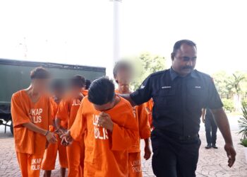 SUSPEK lelaki yang dipercayai mengintai pengguna tandas wanita di sebuah stesen minyak di Seberang Jaya baru-baru ini dibawa ke Mahkamah Majistret Bukit Mertajam, Pulau Pinang untuk mendapatkan perintah reman. UTUSAN/IQBAL HAMDAN