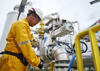 PETRONAS mempunyai hak dan kuasa secara statutori untuk menjalankan sebarang aktiviti atau operasi berkaitan petroleum di Sarawak.