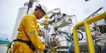 PETRONAS mempunyai hak dan kuasa secara statutori untuk menjalankan sebarang aktiviti atau operasi berkaitan petroleum di Sarawak.