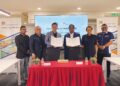 Ketua Pegawai Eksekutif BKH ICD, Datuk Seri Dr Michael Tio (tiga dari kiri) dan Ketua Pegawai Eksekutif Penang Port Sdn Bhd, Datuk Sasedharan Vasudevan menunjukkan MoU yang ditandatangani bagi kerjasama di antara kedua-dua syarikat dalam satu majlis di Bukit Kayu Hitam, Kedah, semalam.