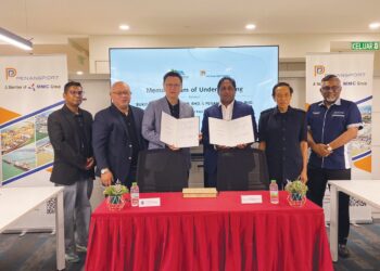 Ketua Pegawai Eksekutif BKH ICD, Datuk Seri Dr Michael Tio (tiga dari kiri) dan Ketua Pegawai Eksekutif Penang Port Sdn Bhd, Datuk Sasedharan Vasudevan menunjukkan MoU yang ditandatangani bagi kerjasama di antara kedua-dua syarikat dalam satu majlis di Bukit Kayu Hitam, Kedah, semalam.