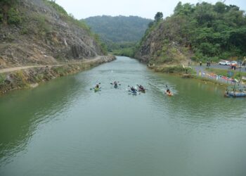 PENGUNJUNG melakukan aktiviti berkayak menelusuri terusan Kampung Wai yang pemandangan kiri dan kanan menyajikan keindahan bukit batu kapur berusia lebih 500 juta tahun serta airnya yang kehijauan di Kampung Wai, Kuala Perlis.