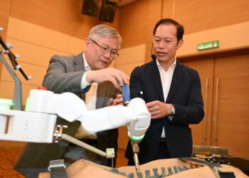 Presiden Kumpulan Penjagaan Kesihatan Sunway,  Datuk Lau Beng Long (kiri) menunjukkan penggunaan AiBLE™ Spine Surgical Suite dengan bantuan Pakar Bedah Tulang Belakang , Dr. Saw Lim Beng.