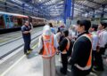 PARA pelatih mendengar taklimat daripada juruteknik pada majlis pertukaran Perjanjian Strategik antara Prasarana dan Hitachi, di Menara Prasarana,Petaling Jaya  baru-baru ini. – UTUSAN/SHIDDIEQIIN ZON