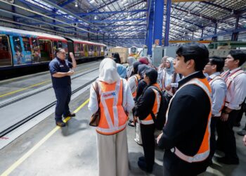 PARA pelatih mendengar taklimat daripada juruteknik pada majlis pertukaran Perjanjian Strategik antara Prasarana dan Hitachi, di Menara Prasarana,Petaling Jaya  baru-baru ini. – UTUSAN/SHIDDIEQIIN ZON