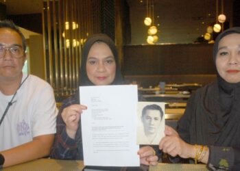 QUS NAFIAH Saiful Bahri (tengah) bersama kakaknya, Soufinaranti dan adiknya, Saiful Bahari Ahmad menunjukkan surat yang dihantar arwah ibunya kepada Kerajaan Negeri Melaka dan foto kanan Allahyarham Saiful Bahri Alias. - UTUSAN/AMRAN MULUP