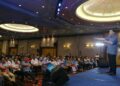 RAFIZI Ramli ketika berucap pada program Jelajah Hiruk di Seremban, malam tadi.-UTUSAN/MOHD. SHAHJEHAN MAAMIN