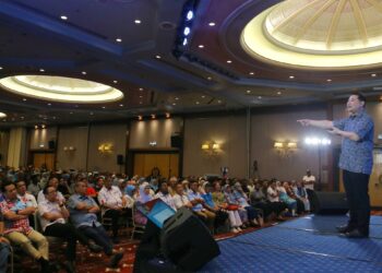 RAFIZI Ramli ketika berucap pada program Jelajah Hiruk di Seremban, malam tadi.-UTUSAN/MOHD. SHAHJEHAN MAAMIN