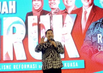 RAFIZI Ramli berucap pada Jelajah HIRUK di Johor Bahru, Johor, kelmarin. – UTUSAN/RAJA JAAFAR ALI