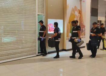 PASUKAN forensik tiba di lokasi kejadian bagi menjalankan siasatan kes rompakan sebuah kedai emas dalam sebuah pasar raya di Falim, Ipoh hari ini. - UTUSAN