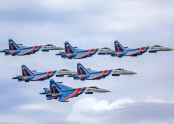 Antara aksi menarik aerobatik dipersembahkan Russian Knights di ruang udara Langkawi sempena LIMA’25.
