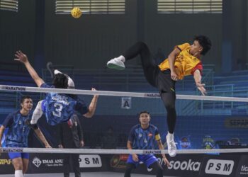 Mohamad Khairul Aman Rosdi (kanan) tidak dapat beraksi mewakili Malaysia dalam baki kempen Kejohanan Sepak Takraw Piala Asia ASTAF 2025 kerana masih dirawat di hospital. - UTUSAN/FARIZ RUSADIO