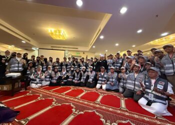 MOHD. Hisham Harun (barisan kedua, tengah) bersama Sahabat Maktab yang dilantik di Abraj Al Tayseer 
di Mekah.