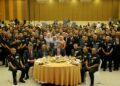 SAIFUDDIN Nasution Ismail, bergambar bersama penerima anugerah pada Majlis Anugerah Perkhidmatan Cemerlang 2024 Jabatan Penjara Malaysia (Zon Tengah) di Seremban, hari ini.-UTUSAN/MOHD. SHAHJEHAN MAAMIN.
