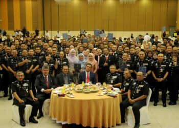 SAIFUDDIN Nasution Ismail, bergambar bersama penerima anugerah pada Majlis Anugerah Perkhidmatan Cemerlang 2024 Jabatan Penjara Malaysia (Zon Tengah) di Seremban, hari ini.-UTUSAN/MOHD. SHAHJEHAN MAAMIN.
