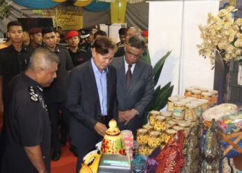 SAIFUDDIN Nasution Ismail (kanan) bersama Yang Dipertua Negeri Pulau Pinang, Tun Ramli Ngah Talib (dua dari kanan) pada majlis sambutan Hari Penjara ke-235 tahun di George Town, Pulau Pinang. - UTUSAN/IQBAL HAMDAN