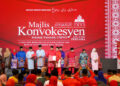 AHMAD Zahid Hamidi ketika menyampaikan Sijil  Tamat Latihan Pengajian kepada pelajar Patriot 1 pada Majlis Konvokesyen Sekolah Patriotik UMNO di WTC Kuala Lumpur, semalam.-UTUSAN/ISKANDAR ISHAK