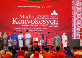 AHMAD Zahid Hamidi ketika menyampaikan Sijil  Tamat Latihan Pengajian kepada pelajar Patriot 1 pada Majlis Konvokesyen Sekolah Patriotik UMNO di WTC Kuala Lumpur, semalam.-UTUSAN/ISKANDAR ISHAK