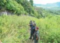 MUHAMMAD Abdul Halim (dua dari kanan) bersama pegawainya meninjau keadaan di kawasan sempadan antara Perlis dan Thailand yang digunakan untuk kegiatan penyeludupan senjata api dan barangan larangan lain, baru-baru ini. –UTUSAN/IZLIZAN OTHMAN