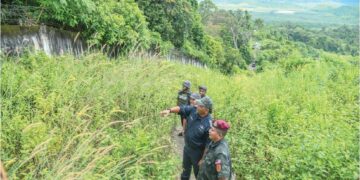 MUHAMMAD Abdul Halim (dua dari kanan) bersama pegawainya meninjau keadaan di kawasan sempadan antara Perlis dan Thailand yang digunakan untuk kegiatan penyeludupan senjata api dan barangan larangan lain, baru-baru ini. –UTUSAN/IZLIZAN OTHMAN