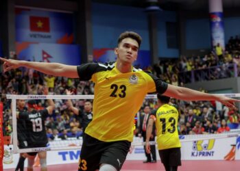 SYAHIR Rosdi beraksi cemerlang ketika berdepan Thailand dalam final acara regu, kelmarin.